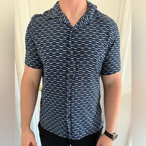 Express. 100% viscose. Camp collar. Large